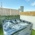 Luxurious 2 Bedroom Penthouse With Roof Terrace, Hot Tub And Breath-taking Views Yvan1-1 *