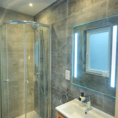 Luxurious 2 Bedroom Penthouse With Roof Terrace, Hot Tub And Breath-taking Views Yvan1-1 Daire *