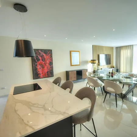 Luxurious 2 Bedroom Penthouse With Roof Terrace, Hot Tub And Breath-taking Views Yvan1-1 Apartment