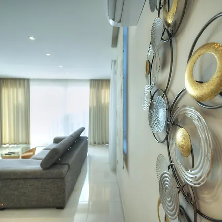 Luxurious 2 Bedroom Penthouse With Roof Terrace, Hot Tub And Breath-taking Views Yvan1-1 *