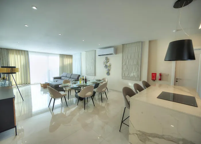 Luxurious 2 Bedroom Penthouse With Roof Terrace, Hot Tub And Breath-taking Views Yvan1-1