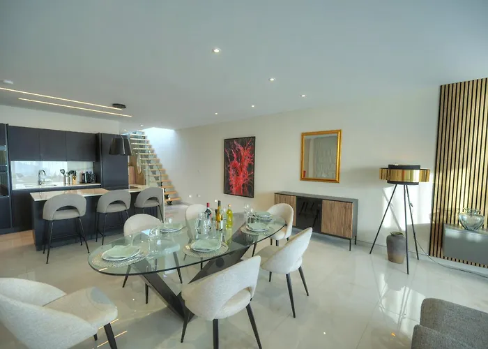 Luxurious 2 Bedroom Penthouse With Roof Terrace, Hot Tub And Breath-taking Views Yvan1-1 Daire