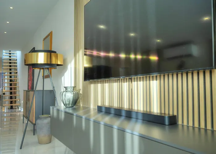 Luxurious 2 Bedroom Penthouse With Roof Terrace, Hot Tub And Breath-taking Views Yvan1-1