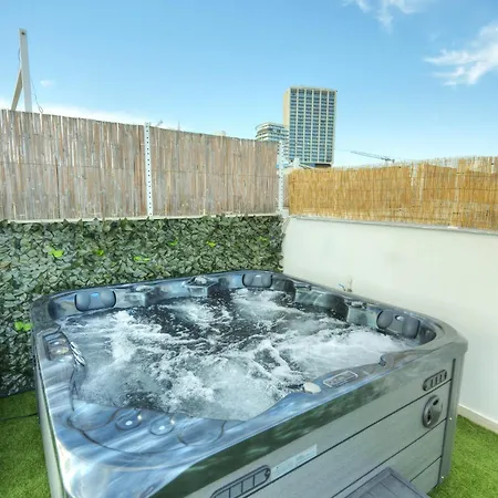 Luxurious 2 Bedroom Penthouse With Roof Terrace, Hot Tub And Breath-taking Views Yvan1-1 *