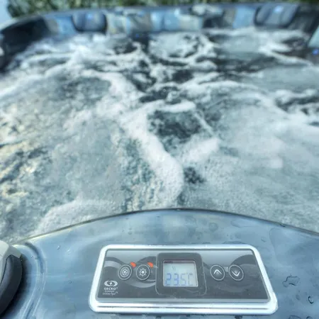 Luxurious 2 Bedroom Penthouse With Roof Terrace, Hot Tub And Breath-taking Views Yvan1-1 *