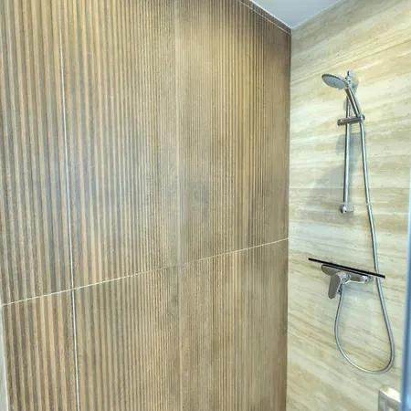 Luxurious 2 Bedroom Penthouse With Roof Terrace, Hot Tub And Breath-taking Views Yvan1-1 *