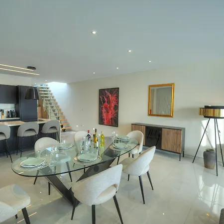 Luxurious 2 Bedroom Penthouse With Roof Terrace, Hot Tub And Breath-taking Views Yvan1-1 Apartamento