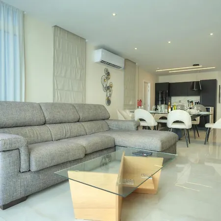Apartamento Luxurious 2 Bedroom Penthouse With Roof Terrace, Hot Tub And Breath-taking Views Yvan1-1 *