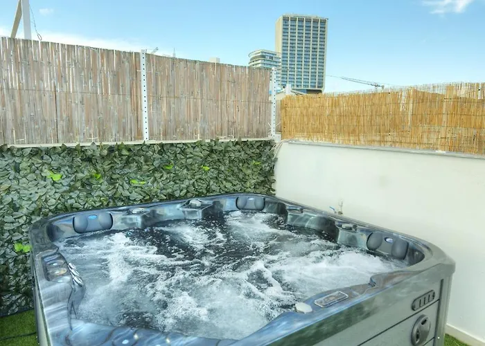 Luxurious 2 Bedroom Penthouse With Roof Terrace, Hot Tub And Breath-taking Views Yvan1-1 *