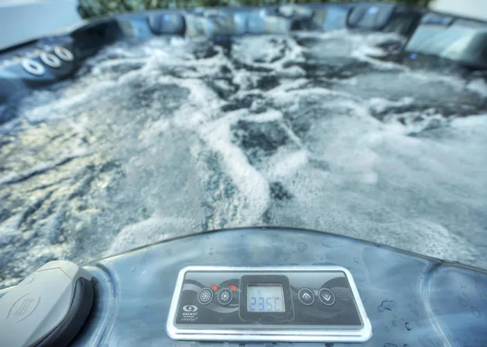 Luxurious 2 Bedroom Penthouse With Roof Terrace, Hot Tub And Breath-taking Views Yvan1-1 *