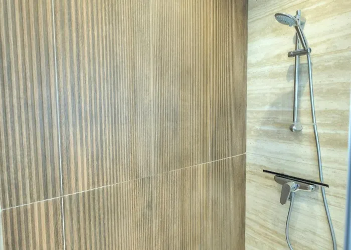 Luxurious 2 Bedroom Penthouse With Roof Terrace, Hot Tub And Breath-taking Views Yvan1-1 *