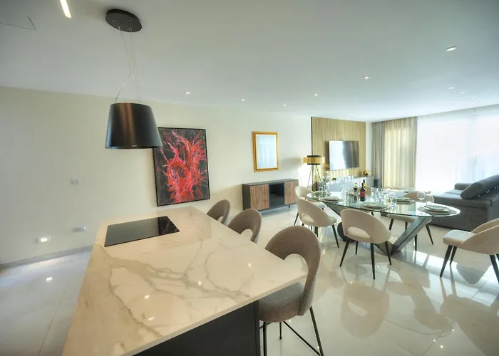 Luxurious 2 Bedroom Penthouse With Roof Terrace, Hot Tub And Breath-taking Views Yvan1-1 Apartmán