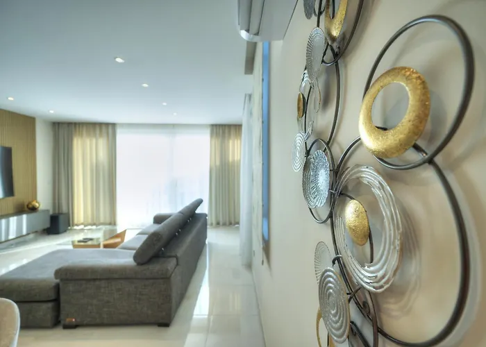 Luxurious 2 Bedroom Penthouse With Roof Terrace, Hot Tub And Breath-taking Views Yvan1-1 *