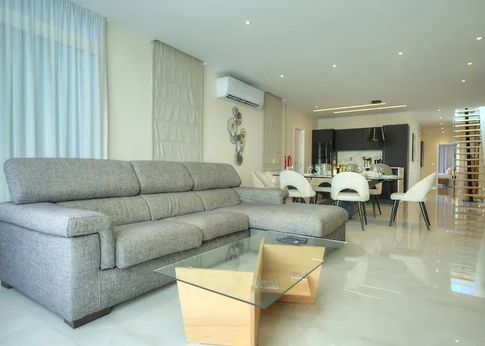 Apartmán Luxurious 2 Bedroom Penthouse With Roof Terrace, Hot Tub And Breath-taking Views Yvan1-1 *