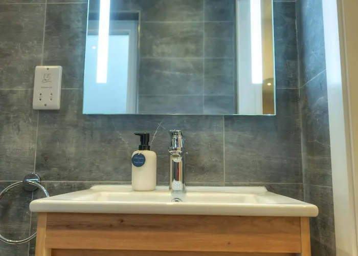 Luxurious 2 Bedroom Penthouse With Roof Terrace, Hot Tub And Breath-taking Views Yvan1-1 شقة