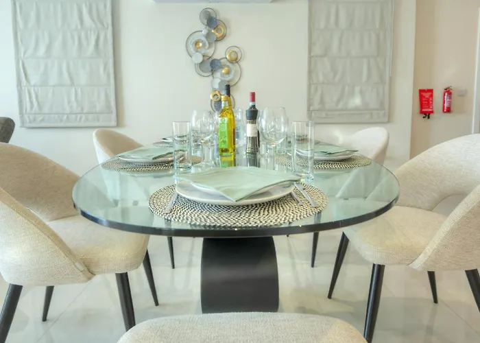 Luxurious 2 Bedroom Penthouse With Roof Terrace, Hot Tub And Breath-taking Views Yvan1-1 شقة