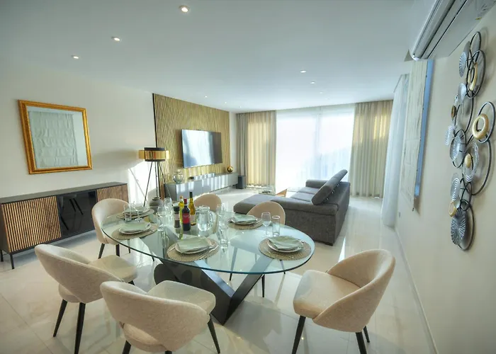 Luxurious 2 Bedroom Penthouse With Roof Terrace, Hot Tub And Breath-taking Views Yvan1-1 شقة *