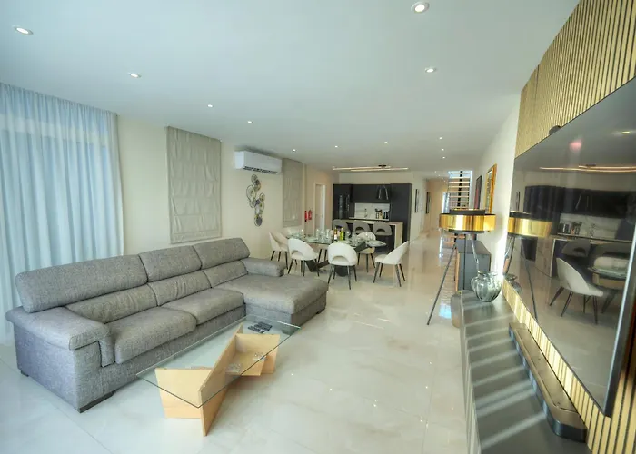 شقة Luxurious 2 Bedroom Penthouse With Roof Terrace, Hot Tub And Breath-taking Views Yvan1-1 *
